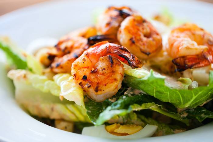 mon-ngon-tu-ech-cho-ba-bau-cajun-shrimp-salad