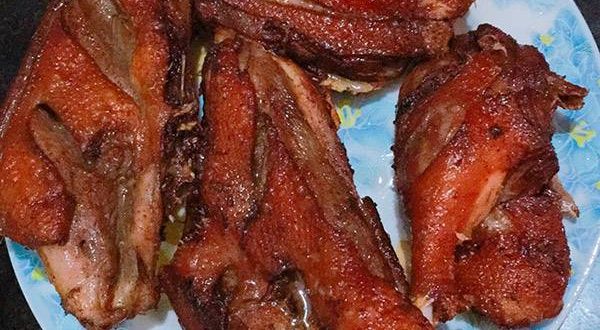 Cô gái mua vịt về ướp rán với chai gia vị nhà nào cũng có, kết quả màu ...